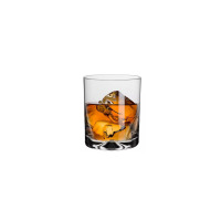 Szklanka niska Mixology 260 ml marki Krosno Glass S.A. wypełniona bursztynowym trunkiem z kostkami lodu, ukazana na białym tle w ujęciu frontalnym.