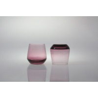 Dwie szklanki niskie 310 ml Sunset Rubin od Glasmark. Jedna stoi pionowo, druga jest odwrócona dnem do góry, ukazując gradientowy odcień różu na szkle.