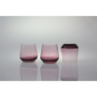 Trzy szklanki niskie 310 ml Sunset Rubin od Glasmark. Dwie stoją pionowo, jedna jest odwrócona dnem do góry, ukazując gradientowe wybarwienie szkła w odcieniu