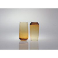 Dwie szklanki wysokie 430 ml Sunset Miodowy marki Glasmark. Jedna stoi pionowo, druga jest odwrócona dnem do góry, ukazując miodowy gradient szkła na jasnym