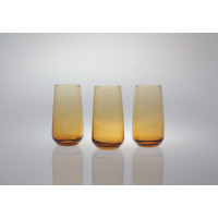 Trzy szklanki wysokie 430 ml Sunset Miodowy marki Glasmark ustawione w rzędzie na białym tle, prezentujące elegancki, miodowy odcień szkła i minimalistyczny