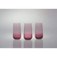Trzy szklanki wysokie 430 ml Sunset Rubin marki Glasmark ustawione w rzędzie na białym tle. Szklane naczynia mają subtelny gradientowy odcień głębokiego różu.