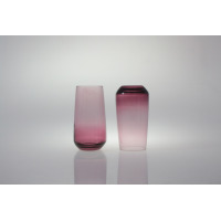 Dwie szklanki wysokie 430 ml Sunset Rubin od Glasmark. Jedna stoi pionowo, druga jest odwrócona dnem do góry, ukazując gradientowe przejście koloru różowego.