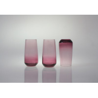 Trzy szklanki wysokie 430 ml Sunset Rubin marki Glasmark. Dwie stoją pionowo, jedna jest odwrócona dnem do góry, ukazując gradientowe przejście od rubinu do