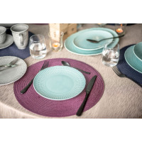 Talerz płytki 21 cm SOFIA LB05 Zielona marki Ćmielów na fioletowej podkładce. Elegancka zastawa z tłoczonym wzorem, widok z góry na nakryty stół z sztućcami.