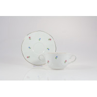 Biała porcelanowa bulionówka 300 ml ze spodkiem marki Lubiana z serii JASTRA. Naczynie z dwoma uszkami oraz spodek zdobione delikatnym motywem drobnych kwiatów.
