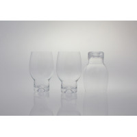 Trzy szklanki do drinków Bohemia SPRITZ o pojemności 500 ml. Dwie stoją pionowo, jedna jest odwrócona do góry dnem, ukazując profil przezroczystego szkła.