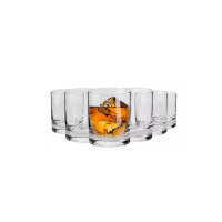 Zestaw sześciu szklanek niskich 300 ml Mixology od Krosno Glass S.A. Jedna szklanka wypełniona bursztynowym napojem z lodem, pozostałe puste, ustawione w