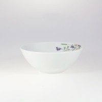 Biała salaterka 17 cm G762 YVETTE marki Chodzież. Porcelanowe naczynie o gładkiej powierzchni, ozdobione delikatnym motywem polnych kwiatów na wewnętrznej