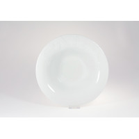 Biały talerz głęboki Lubiana Jupiter o średnicy 27 cm. Na szerokim rancie naczynia widnieje subtelnie wytłoczony napis SALAD. Widok z góry na elegancką zastawę.