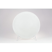 Biały talerz płytki Lubiana HOTEL o średnicy 31 cm, wyeksponowany na przezroczystym stojaku na jasnym tle. Minimalistyczna, gładka porcelana o klasycznym