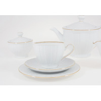 Zestaw do herbaty Ćmielów 3610 Oktawa dla 6 osób. Biała porcelana z subtelnym żłobkowaniem i eleganckim złotym paskiem. Widok na filiżankę ze spodkiem i