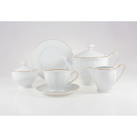 Zestaw do herbaty Ćmielów Oktawa dla 6 osób. Biała porcelana z subtelnym złotym paskiem, obejmująca filiżankę ze spodkiem, dzbanek, cukiernicę i talerzyk