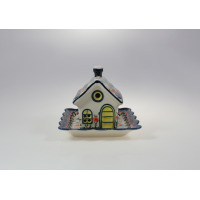 Ceramiczny domek zapachowy Bolesławiec 149AR/GU-1847 na podstawce. Ręcznie malowana dekoracja z kwiatowym motywem w odcieniach niebieskiego, żółtego i
