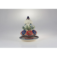 Ceramiczny lampion w kształcie choinki Bolesławiec 149AR o wysokości 16,2 cm, zdobiony ręcznie malowanym motywem kwiatowym w odcieniach czerwieni, błękitu i