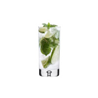 Wysoki kieliszek Legend marki Krosno Glass S.A. wypełniony orzeźwiającym drinkiem z lodem, plastrami limonki i świeżą miętą. Przejrzyste szkło o grubym dnie.