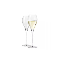 Dwa eleganckie kieliszki do szampana Krosno Glass z linii Harmony. Jeden pusty, drugi wypełniony musującym trunkiem, ustawione na białym tle.
