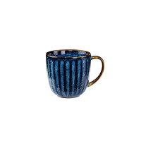 Kubek Verlo DEEP BLUE o pojemności 350 ml z pionowymi żłobieniami. Ceramiczne naczynie w odcieniach głębokiego granatu z brązowymi akcentami na rancie i uchu.