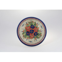 Ceramiczna salaterka Bolesławiec 149AR o średnicy 20,5 cm. Okrągłe naczynie z motywem kwiatów i motyli w odcieniach czerwieni, błękitu i zieleni na kremowym