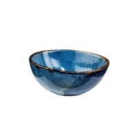 Miska Verlo DEEP BLUE o średnicy 22 cm w odcieniach głębokiego błękitu z brązowym rantem. Ceramiczna salaterka o nieregularnej, nakrapianej teksturze, widok z