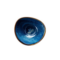 Widok z góry na ceramiczną salaterkę Verlo DEEP BLUE o średnicy 14,5 cm. Miska ma nieregularny kształt, głęboki niebieski kolor z cieniowaniem i brązowy rant.
