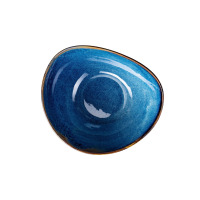 Niebieska salaterka Verlo DEEP BLUE o średnicy 25 cm. Ceramiczna miska o nieregularnym, organicznym kształcie z ciemniejszym rantem, widok z góry na wnętrze