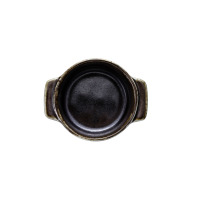 Ciemna salaterka Verlo IRON o średnicy 8 cm. Ramekin z uszkami, wykonany z ceramiki o surowej, nakrapianej teksturze w odcieniach czerni i brązu, widok z góry.