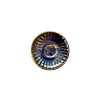 Okrągły spodek Verlo DEEP BLUE o średnicy 11,5 cm. Ceramiczne naczynie z wgłębieniem na filiżankę, zdobione efektownym, promienistym wzorem w odcieniach