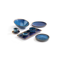 Zestaw naczyń ceramicznych Verlo Deep Blue: głęboka misa, talerze, filiżanki oraz prostokątna taca w odcieniach granatu z brązowymi rantami i żłobioną fakturą.