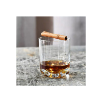 Szklanka niska 280 ml z kolekcji Mixology marki Krosno Glass z bursztynowym trunkiem i laską cynamonu na krawędzi, ustawiona na szarym, kamiennym blacie.