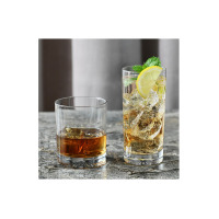 Dwie szklanki niskie 300 ml Mixology marki Krosno Glass S.A. na marmurowym blacie. Po lewej szklanka z bursztynowym trunkiem, po prawej z drinkiem, cytryną i