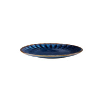 Talerz płytki Verlo Deep Blue o średnicy 26 cm. Ceramiczne naczynie w głębokim, granatowym kolorze z ozdobnym żłobkowaniem i kontrastującym, brązowym rantem.