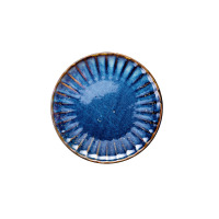 Talerz płytki Verlo DEEP BLUE o średnicy 20,5 cm. Okrągłe naczynie z niebieskiej ceramiki z ozdobnym, żłobkowanym brzegiem i ciemniejszym, brązowym