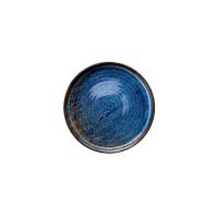 Talerz płytki Verlo DEEP BLUE o średnicy 18 cm. Okrągłe naczynie z kamionki o głębokim, niebieskim odcieniu z brązowymi przetarciami i nieregularną teksturą.