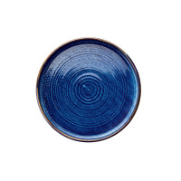 Okrągły talerz płytki Verlo Deep Blue o średnicy 25 cm. Naczynie w głębokim, granatowym odcieniu z wyraźną, koncentryczną fakturą pierścieni i brązowym rantem.
