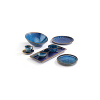 Zestaw ceramicznych naczyń Verlo Deep Blue: głęboka misa, talerze, filiżanki i prostokątna taca w odcieniach granatu z brązowymi rantami o rustykalnym