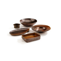 Zestaw naczyń ceramicznych Verlo z serii Fire w odcieniach brązu. Widoczny ramekin 9,5 cm, owalny półmisek, prostokątne naczynie do zapiekania oraz dwie