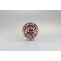 Ozdoba choinkowa 11 cm Bolesławiec 149AR GU-1808 w kształcie kuli. Ceramiczna bombka z ręcznie malowanym wzorem w czerwone kwiaty i czarne geometryczne meandry.