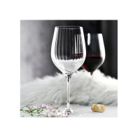 Pusty kieliszek do wina Harmony Lumi 530 ml marki Krosno Glass z pionowymi żłobieniami, ustawiony na białym tle obok pełnego kieliszka i korka z grawerem