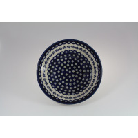 Ceramiczna salaterka Bolesławiec 166A o średnicy 20,7 cm. Okrągłe naczynie z charakterystycznym granatowym wzorem w kropki i kwiaty, widok z góry na wnętrze