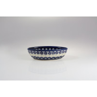 Ceramiczna miska łódka Bolesławiec 166A o długości 15,3 cm. Naczynie zdobione tradycyjnym wzorem w niebieskie kwiaty i pawie oczka na kremowym tle, widok z
