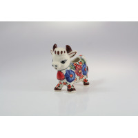 Mlecznik krowa Bolesławiec 0,075 l z ceramiki zdobionej kwiatowym motywem w odcieniach niebieskiego i czerwieni. Ceramiczna figurka w stylu ludowym na białym