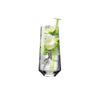 Szklanka do drinków Shake N°5 GIN&TONIC marki Krosno Glass S.A. wypełniona lodem, limonką i miętą, z zielonym mieszadełkiem, ukazana na białym tle.