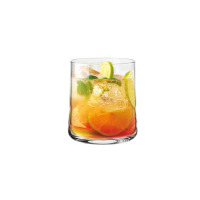 Szklanka do drinków Shake N°4 WHISKY SOUR od Krosno Glass S.A. z falistą strukturą ścianek, wypełniona koktajlem z lodem, plastrami limonki i listkami bazylii.