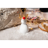 Porcelanowa figurka renifera Ćmielów 10 cm z tyłu. Biały korpus, złote rogi i czerwony akcent na głowie, ustawiony na sztucznym śniegu w świątecznej aranżacji.