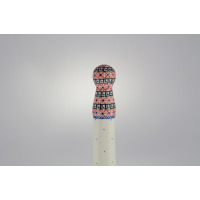 Zbliżenie na górną część ceramicznego stojaka na ręcznik Bolesławiec 149AR. Uchwyt zdobi tradycyjny wzór w czerwone kwiaty i czarne meandry na białym tle.