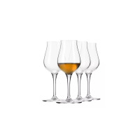 Cztery szklane kieliszki degustacyjne do whisky Avant-Garde od Krosno Glass o pojemności 110 ml. Jeden z nich wypełniony bursztynowym trunkiem, trzy puste.