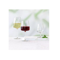 Trzy eleganckie kieliszki do wina Modern od Krosno Glass S.A. na jasnym tle. Dwa wypełnione winem, jeden pusty, ustawione na marmurowej podstawie z listkiem.