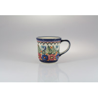 Ceramiczny kubek Bolesławiec 380 ml model GU-1194 z ręcznie malowanym wzorem kwiatów, liści i motyli w odcieniach niebieskiego, czerwonego i zieleni na białym