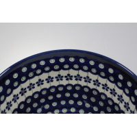 Zbliżenie na wnętrze ceramicznej misy Bolesławiec 166A o średnicy 20,5 cm. Widoczny charakterystyczny granatowy wzór w kropki i kwiaty na kremowym tle.